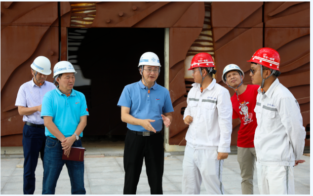 歡迎三沙市市委常委，市長鄧忠蒞臨我司承接的三沙廣場項目，三沙文體館項目現(xiàn)場調(diào)研并指導